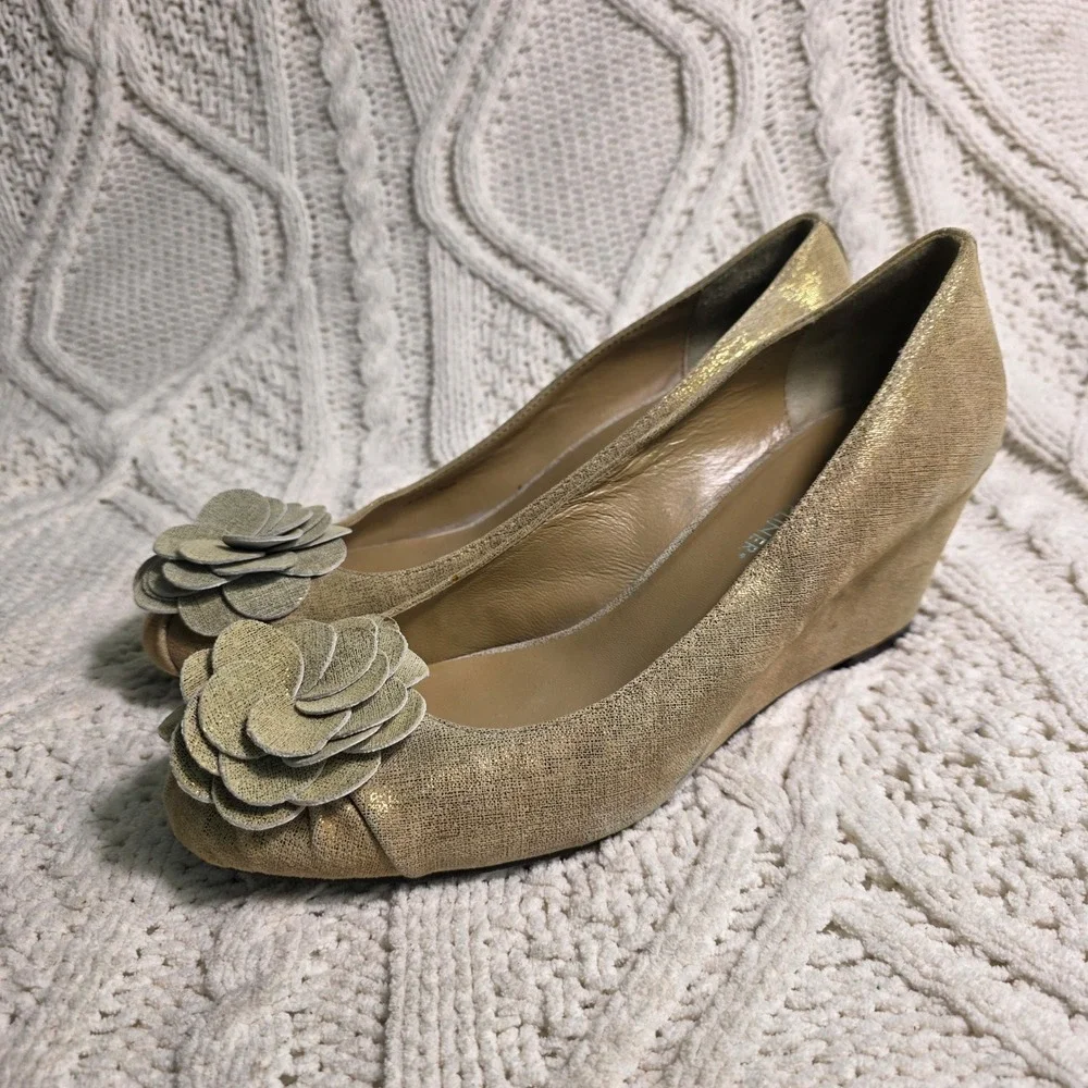 Donald‎ J Pliner Wedge Pumps Gold Metallic 3D Flower Floral Accent Womens 10M